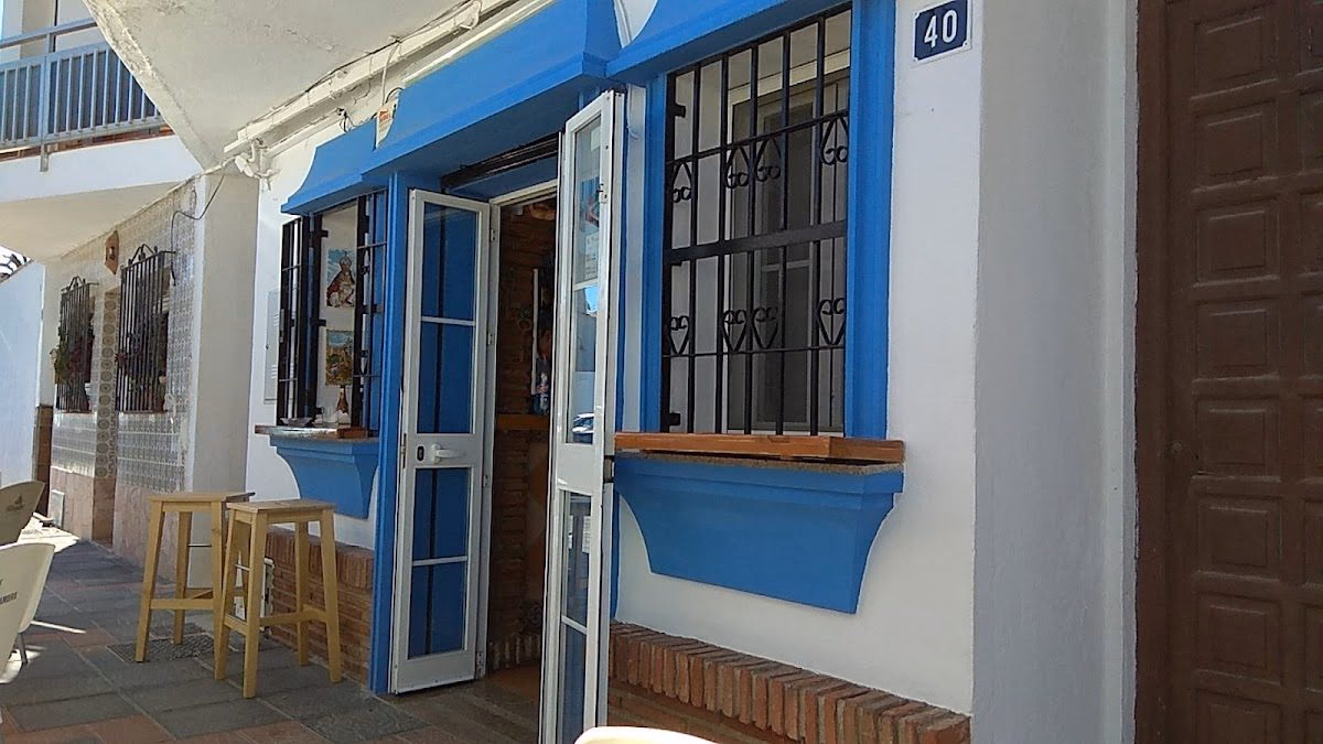 Fachada azul del bar Los Granaínos de Miguel en La Cala de Mijas