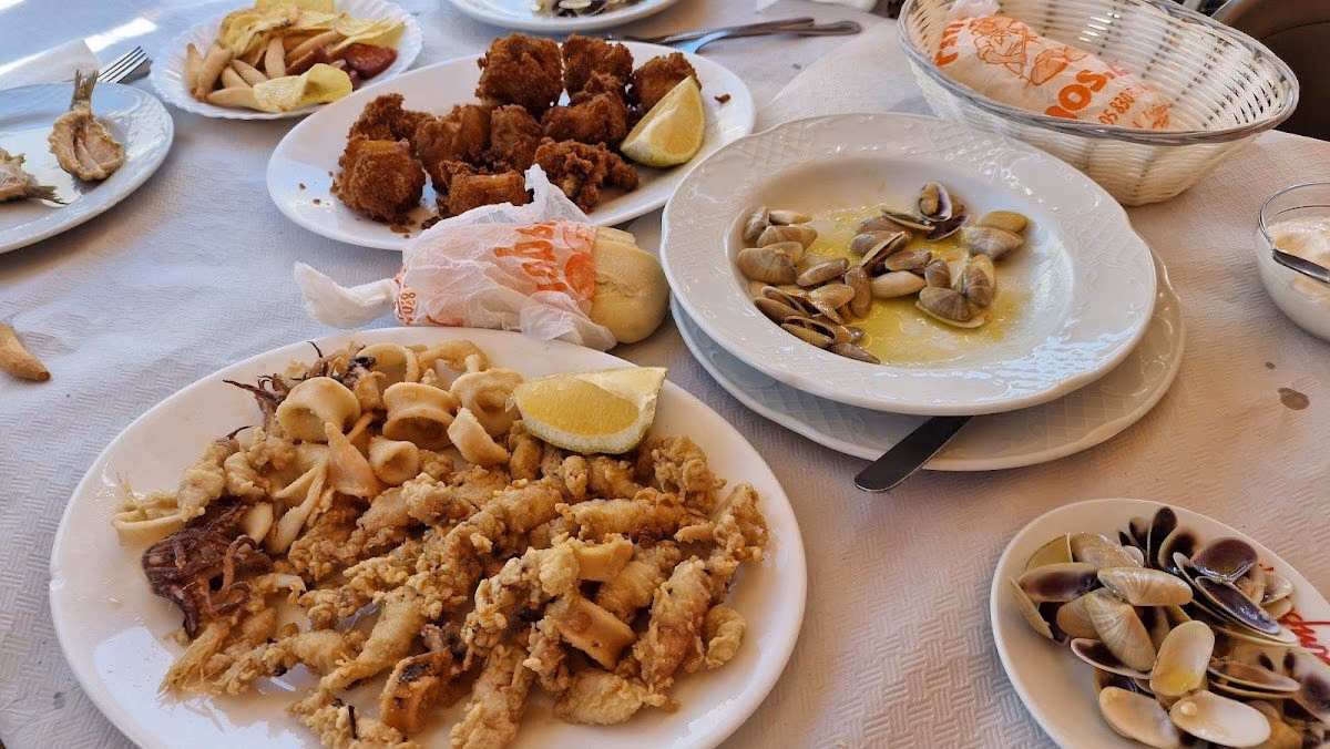 Variedad de pescados y mariscos servidos en Los Granaínos de Miguel