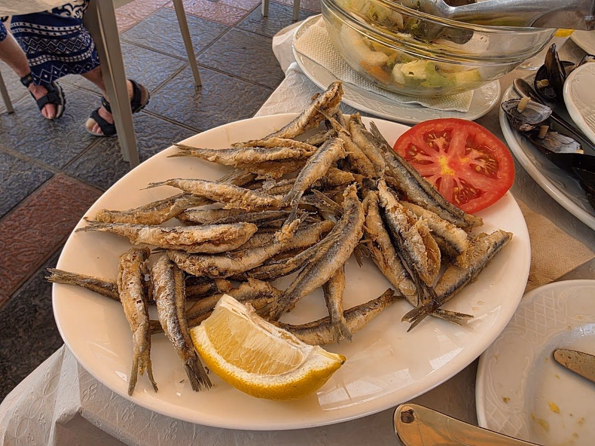 Pescado frito servido en Los Granaínos de Miguel